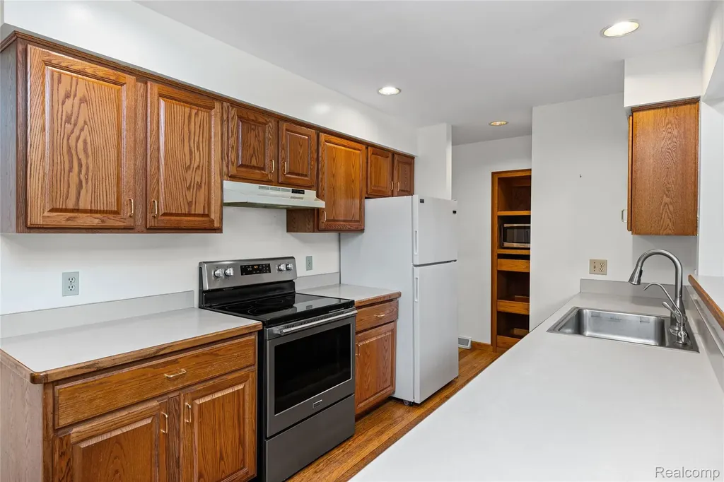 760 Waterbury Road Highland Charter Township MI 48356