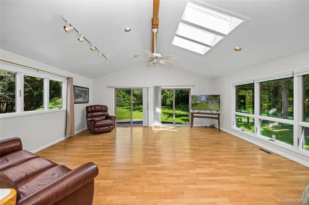 760 Waterbury Road Highland Charter Township MI 48356