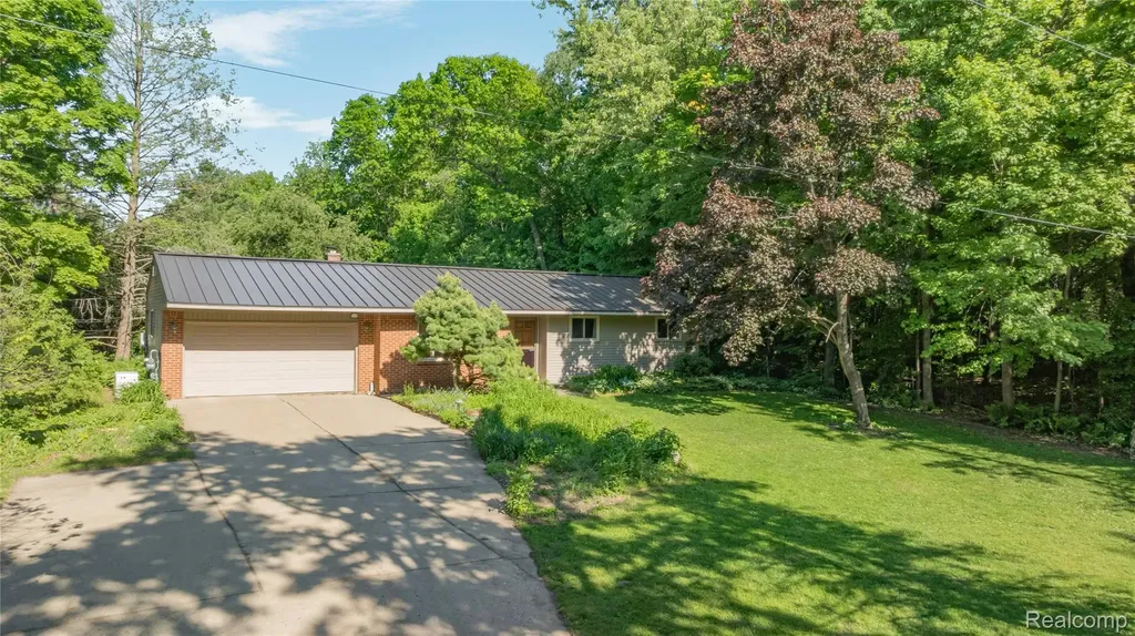 760 Waterbury Road Highland Charter Township MI 48356