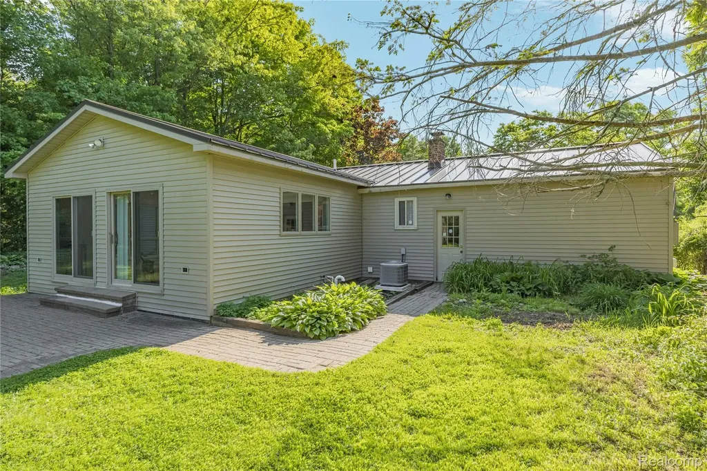 760 Waterbury Road Highland Charter Township MI 48356