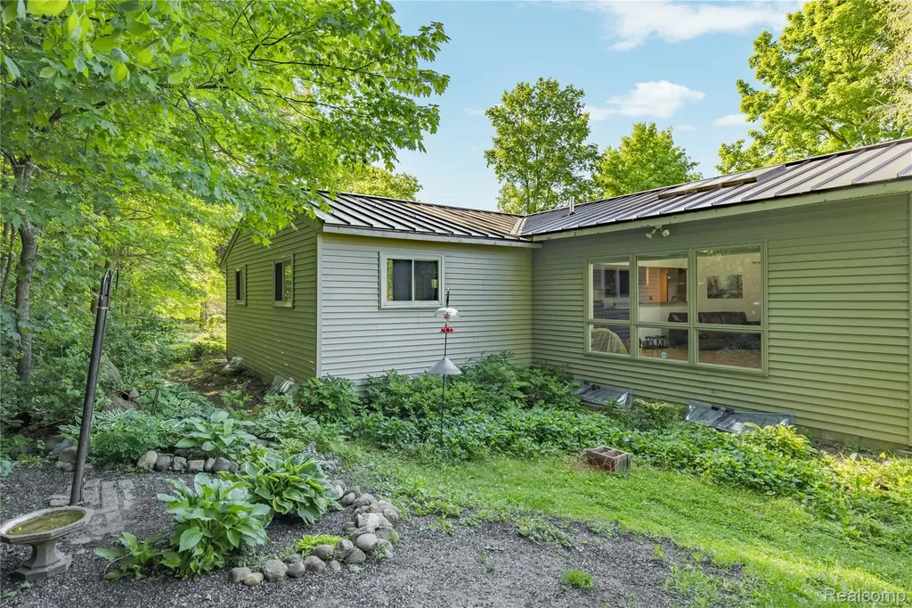 760 Waterbury Road Highland Charter Township MI 48356