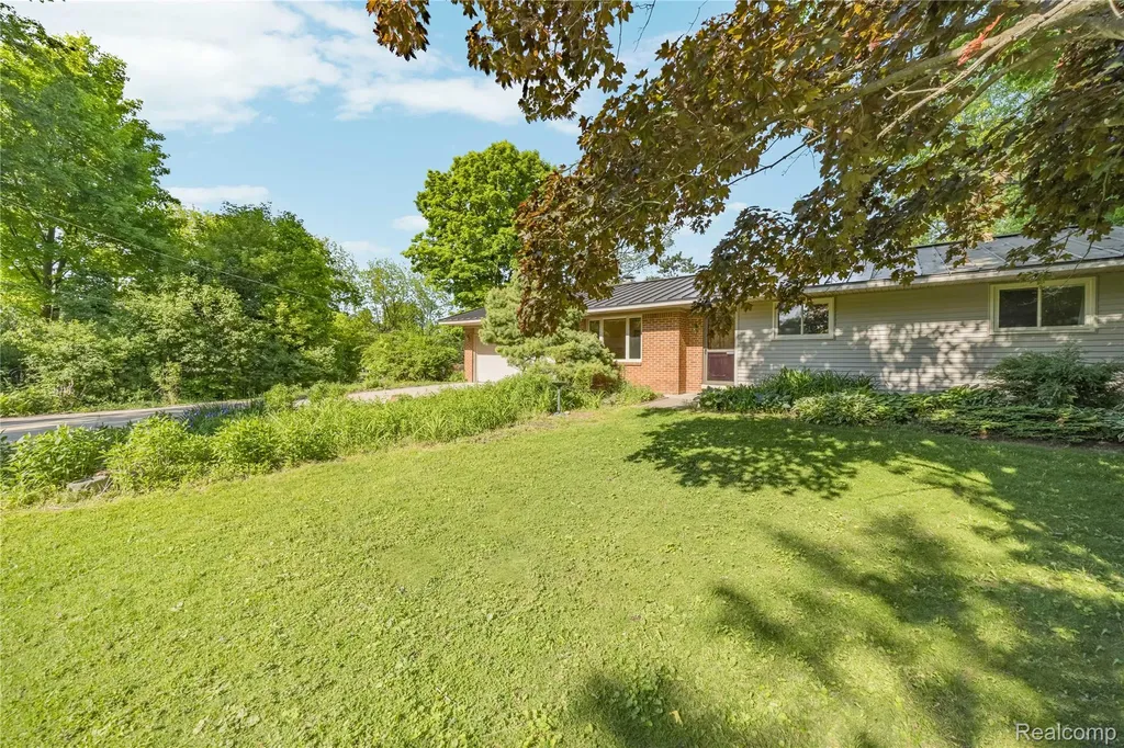 760 Waterbury Road Highland Charter Township MI 48356