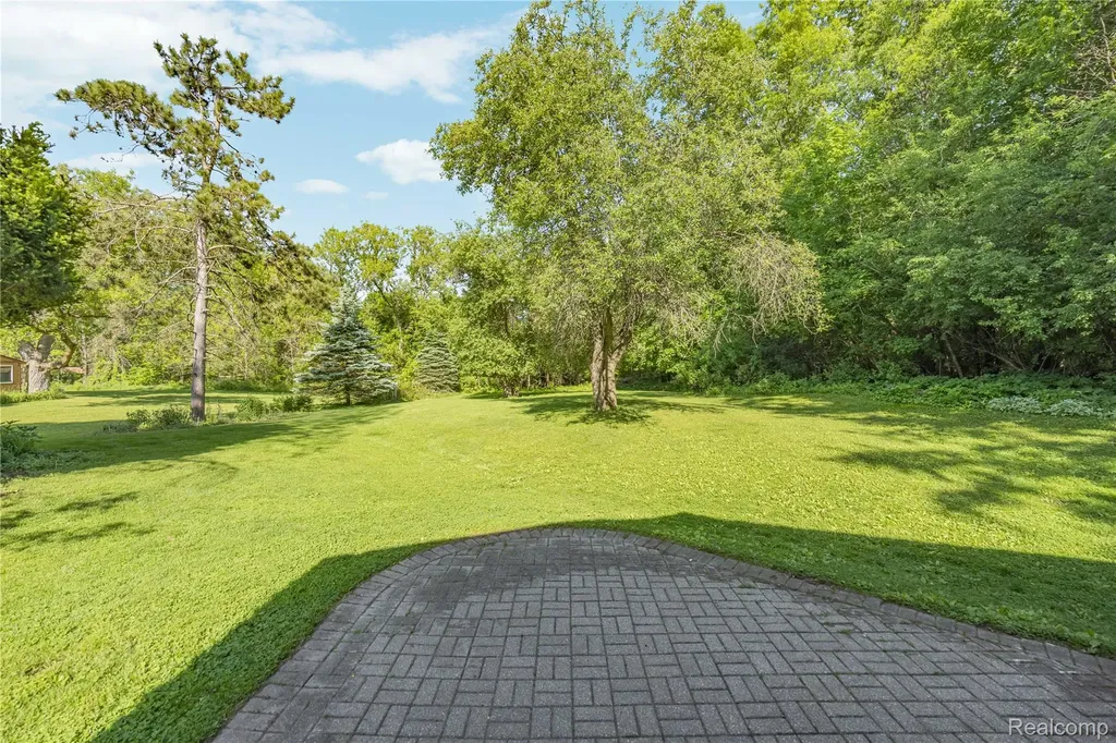 760 Waterbury Road Highland Charter Township MI 48356