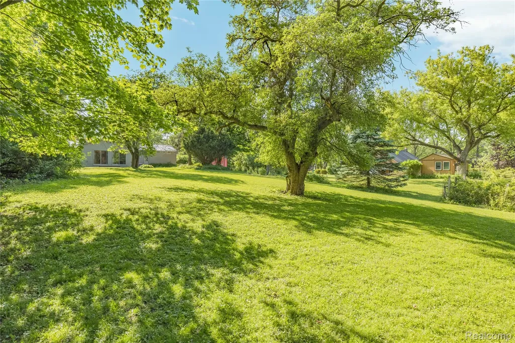760 Waterbury Road Highland Charter Township MI 48356