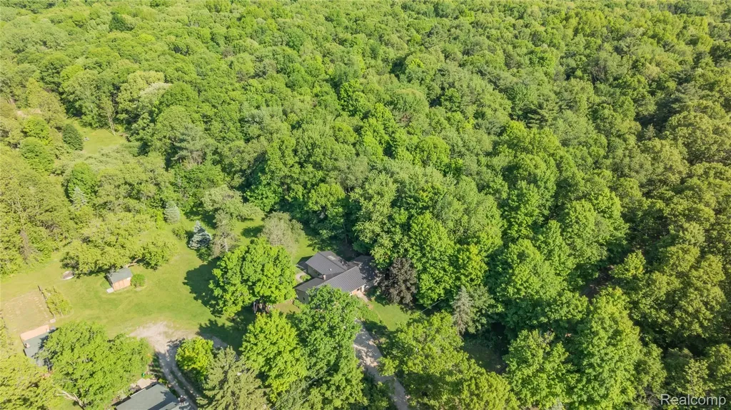 760 Waterbury Road Highland Charter Township MI 48356