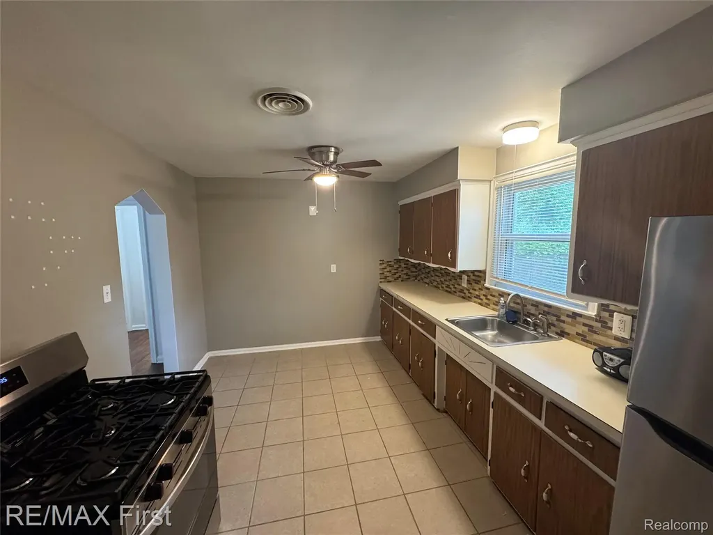 20200 Westhampton Avenue Southfield City MI 48075