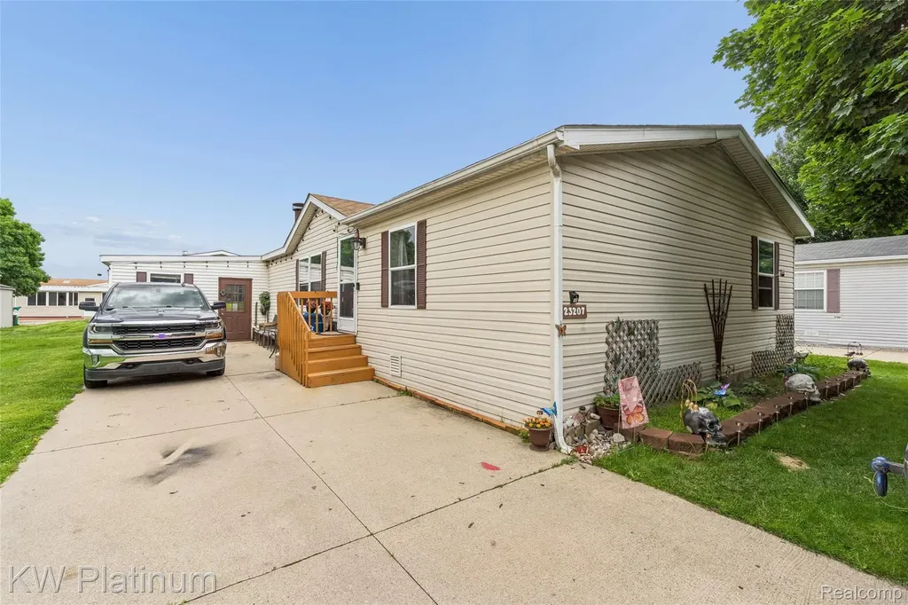 23207 Fountain Clinton Charter Township MI 48036
