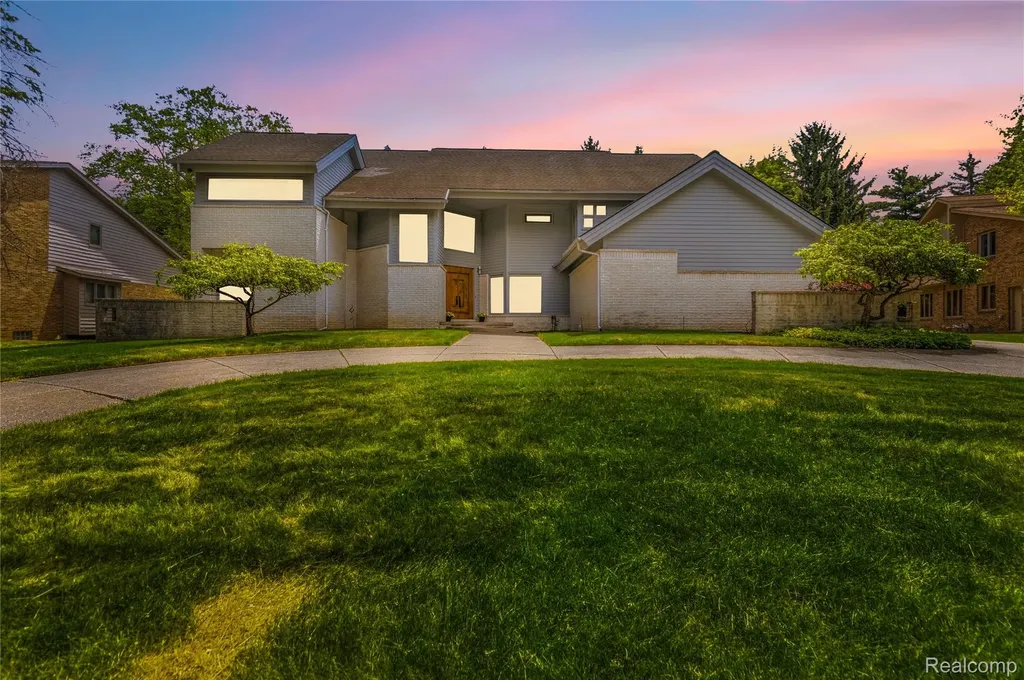 4057 Fox Lake Drive West Bloomfield Charter Township MI 48302