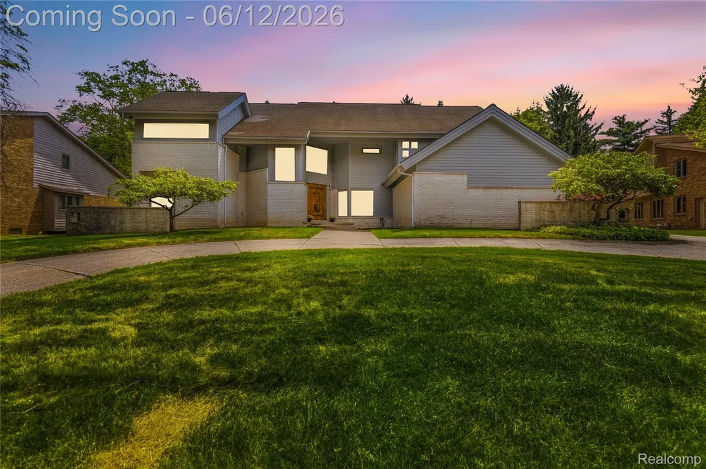 4057 Fox Lake Drive West Bloomfield Charter Township MI 48302