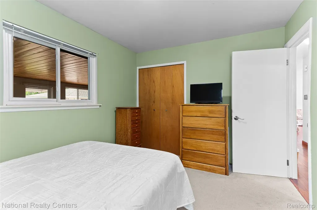 23054 Cora Avenue Farmington Hills City MI 48336