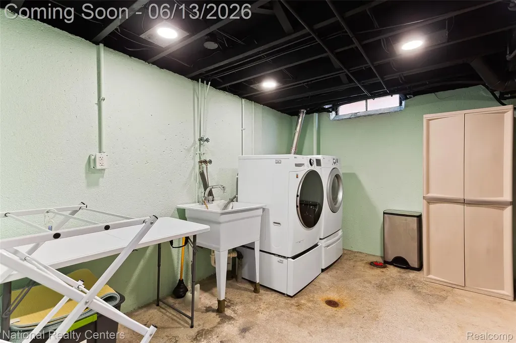 23054 Cora Avenue Farmington Hills City MI 48336