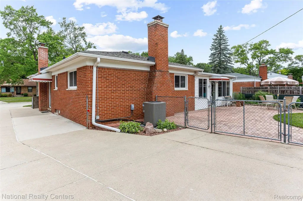 23054 Cora Avenue Farmington Hills City MI 48336