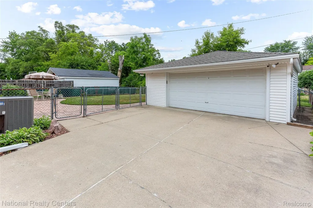 23054 Cora Avenue Farmington Hills City MI 48336