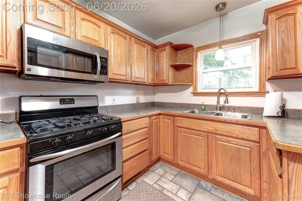 19175 Shadyside Street Livonia City MI 48152