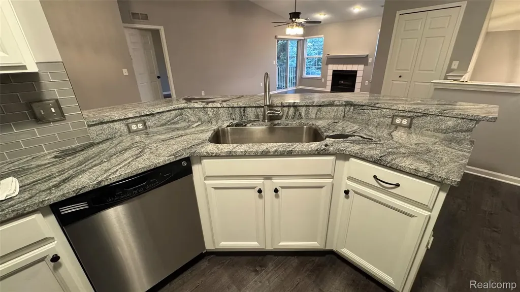 15228 Yale Drive Clinton Charter Township MI 48038