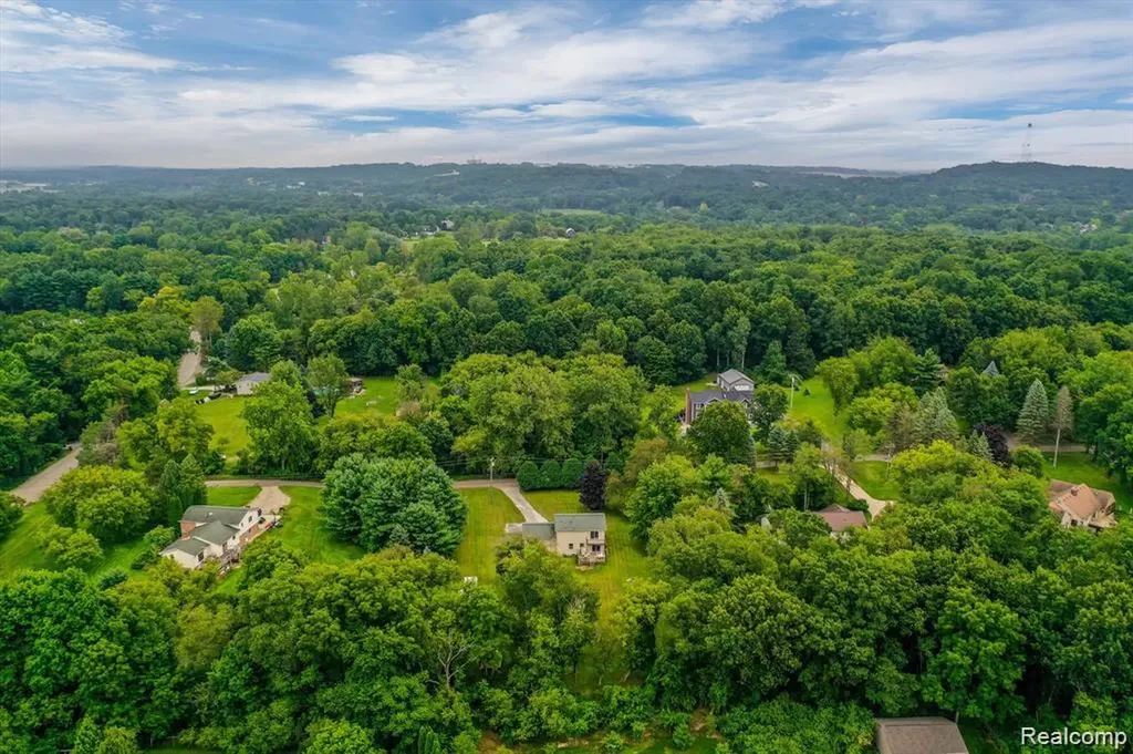 2580 Harvest Hill Drive Brighton Township MI 48114