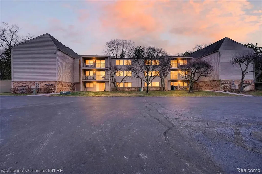 3815 Lone Pine Road West Bloomfield Charter Township MI 48323