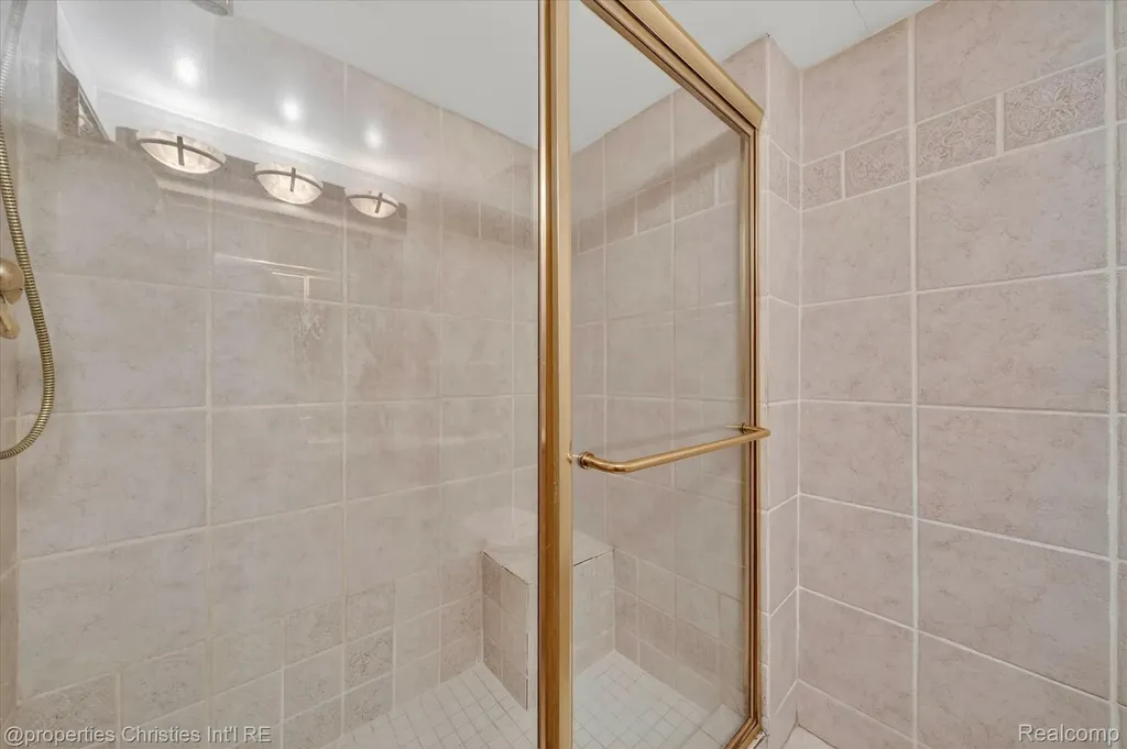 3815 Lone Pine Road West Bloomfield Charter Township MI 48323