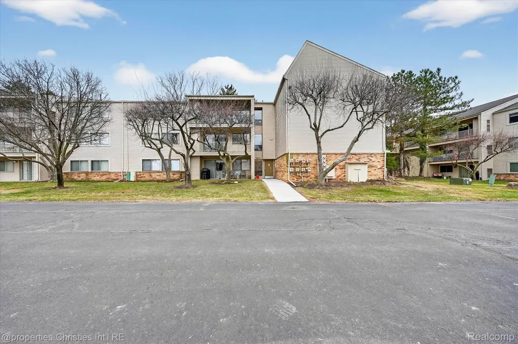 3815 Lone Pine Road West Bloomfield Charter Township MI 48323