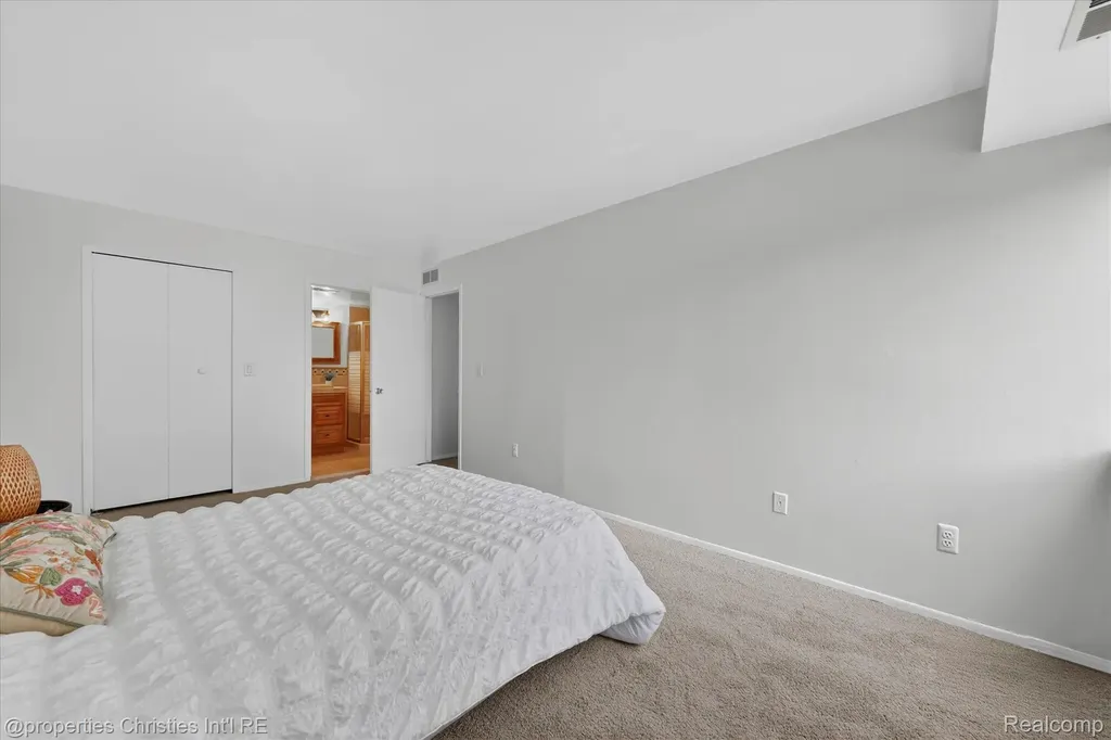 3815 Lone Pine Road West Bloomfield Charter Township MI 48323