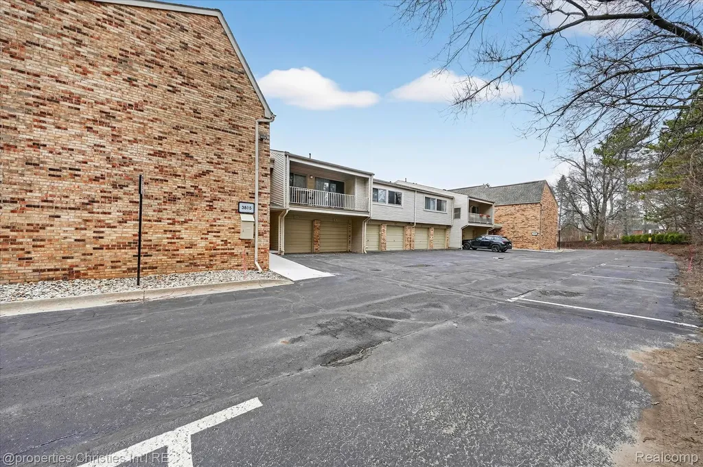 3815 Lone Pine Road West Bloomfield Charter Township MI 48323
