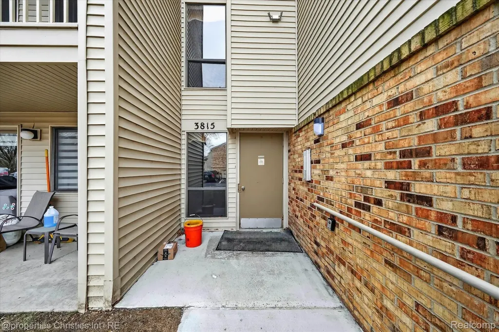 3815 Lone Pine Road West Bloomfield Charter Township MI 48323