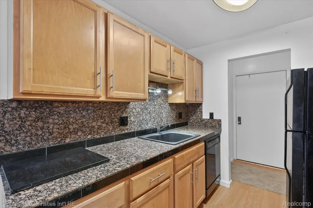 3815 Lone Pine Road West Bloomfield Charter Township MI 48323