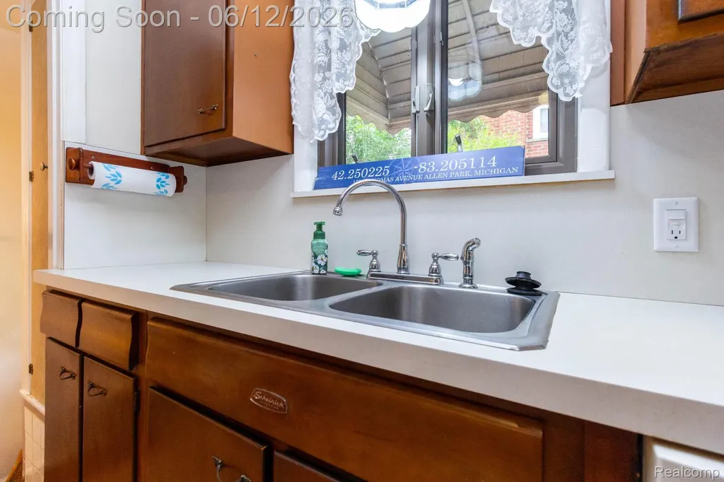 15087 Thomas Avenue Allen Park City MI 48101