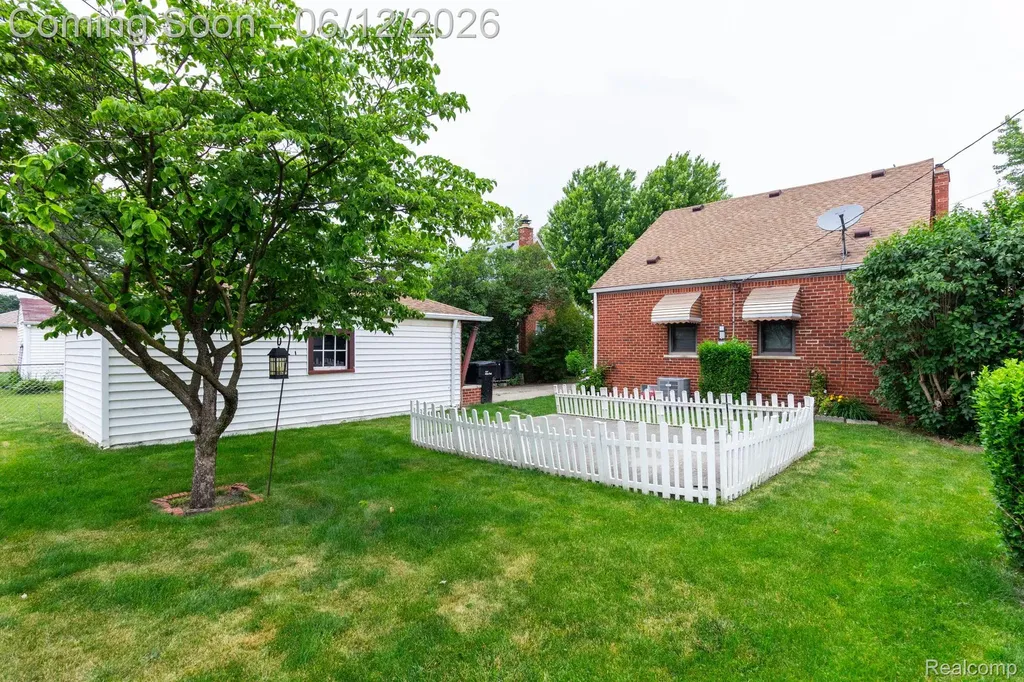 15087 Thomas Avenue Allen Park City MI 48101