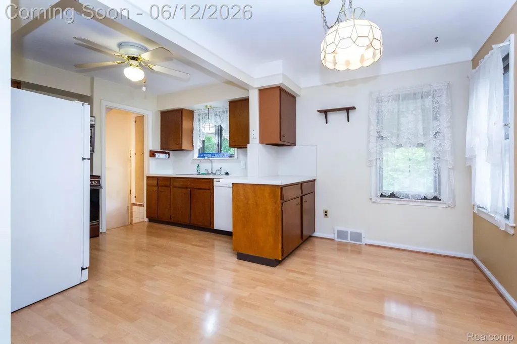 15087 Thomas Avenue Allen Park City MI 48101