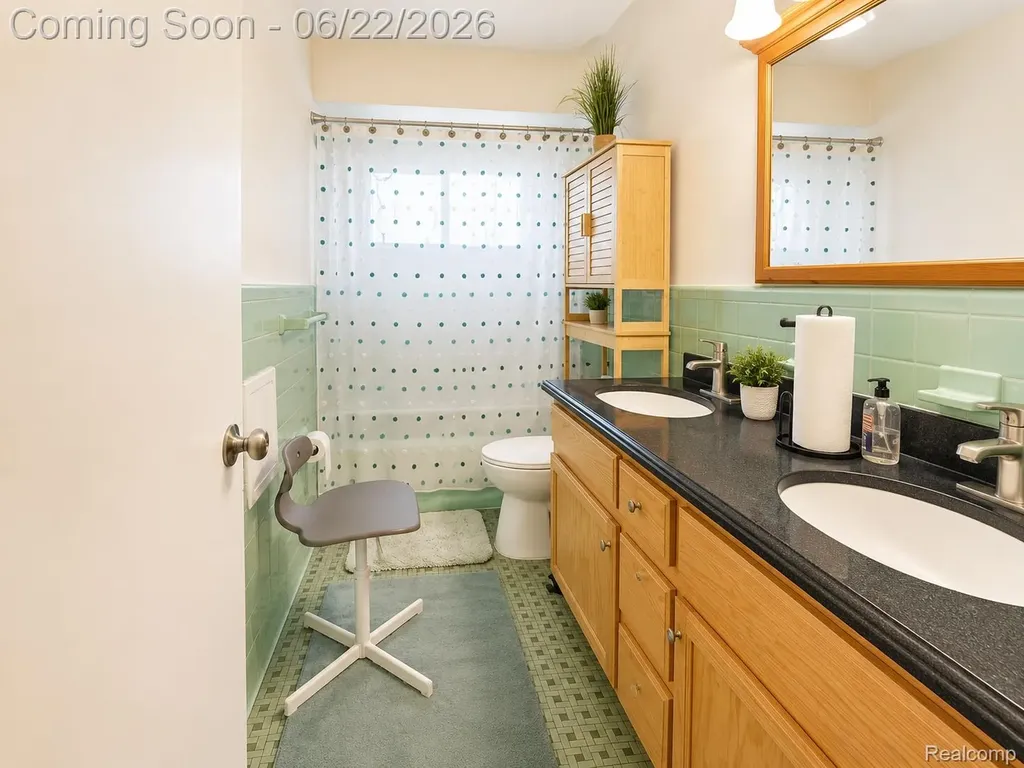 24939 Audrey Avenue Warren City MI 48091