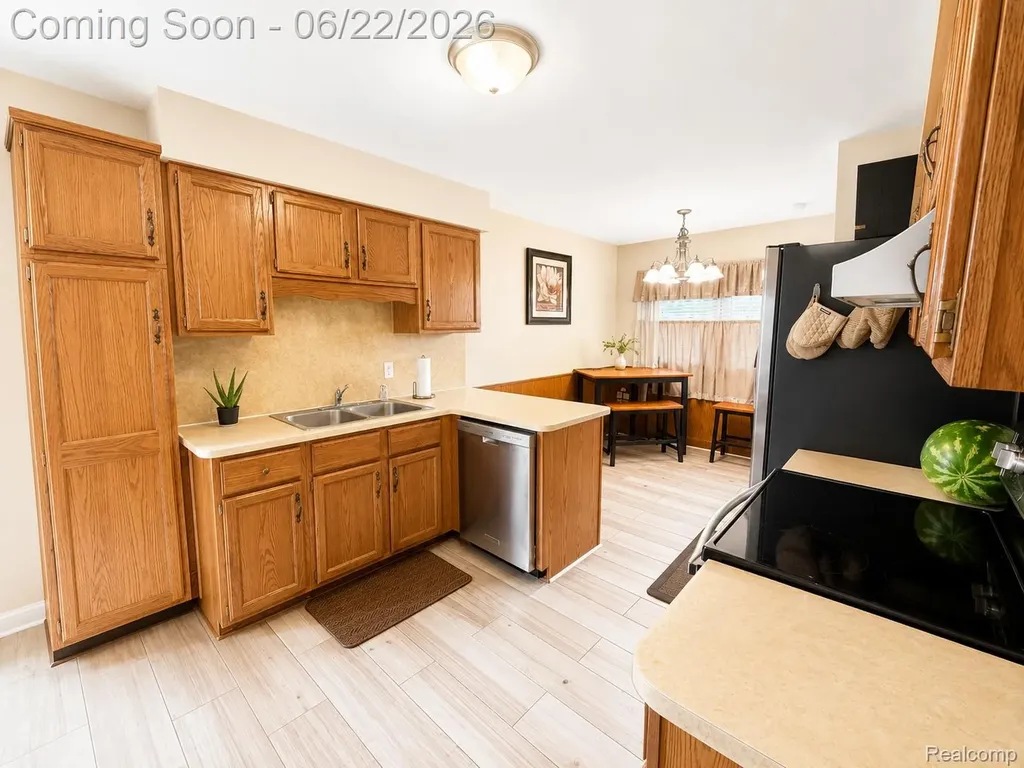 24939 Audrey Avenue Warren City MI 48091