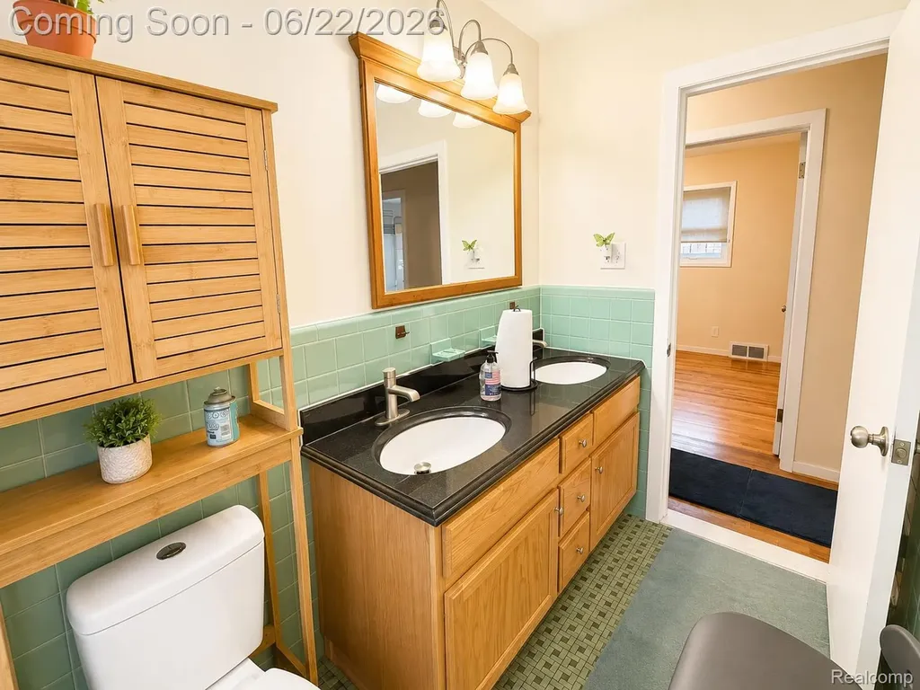 24939 Audrey Avenue Warren City MI 48091