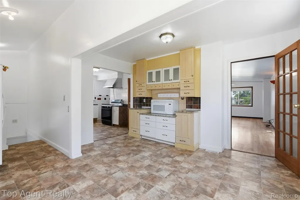 20219 Nicke Street Clinton Charter Township MI 48035