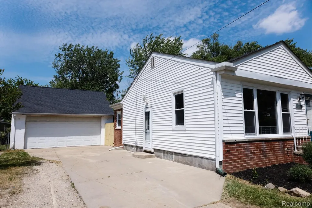 32501 Robeson Street St. Clair Shores City MI 48082
