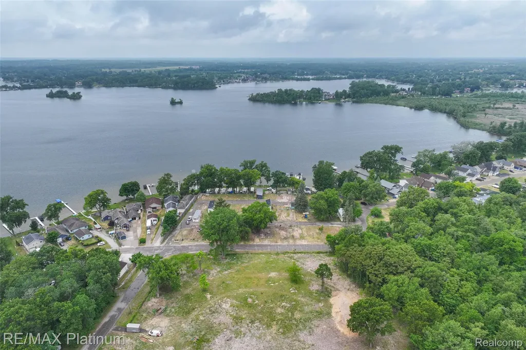 27 Sunset Lane Fenton Charter Township MI 48430
