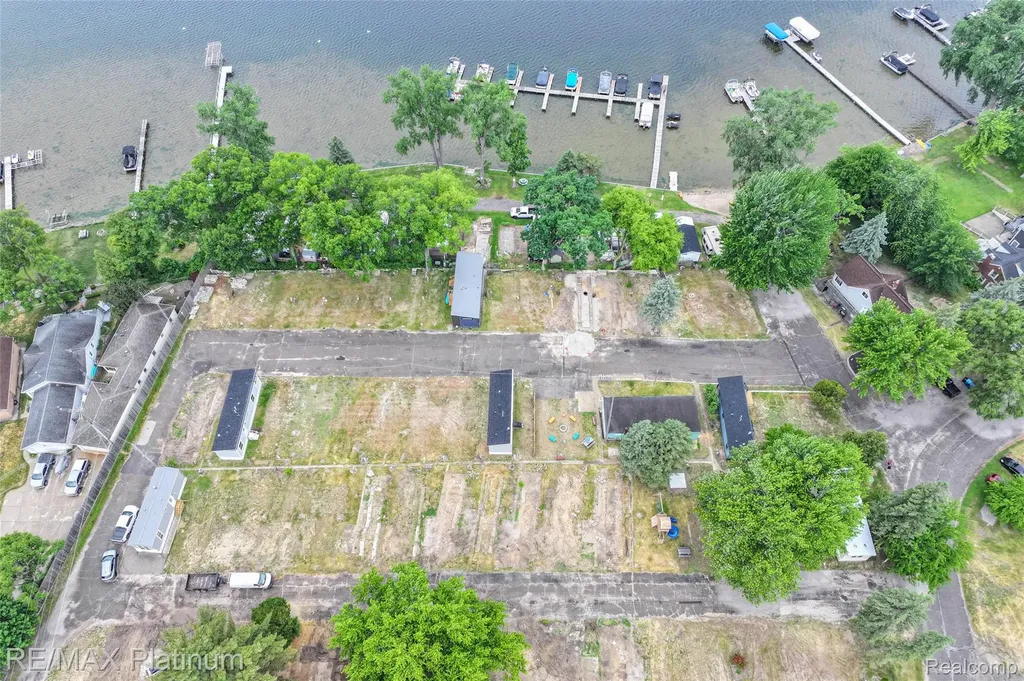 27 Sunset Lane Fenton Charter Township MI 48430