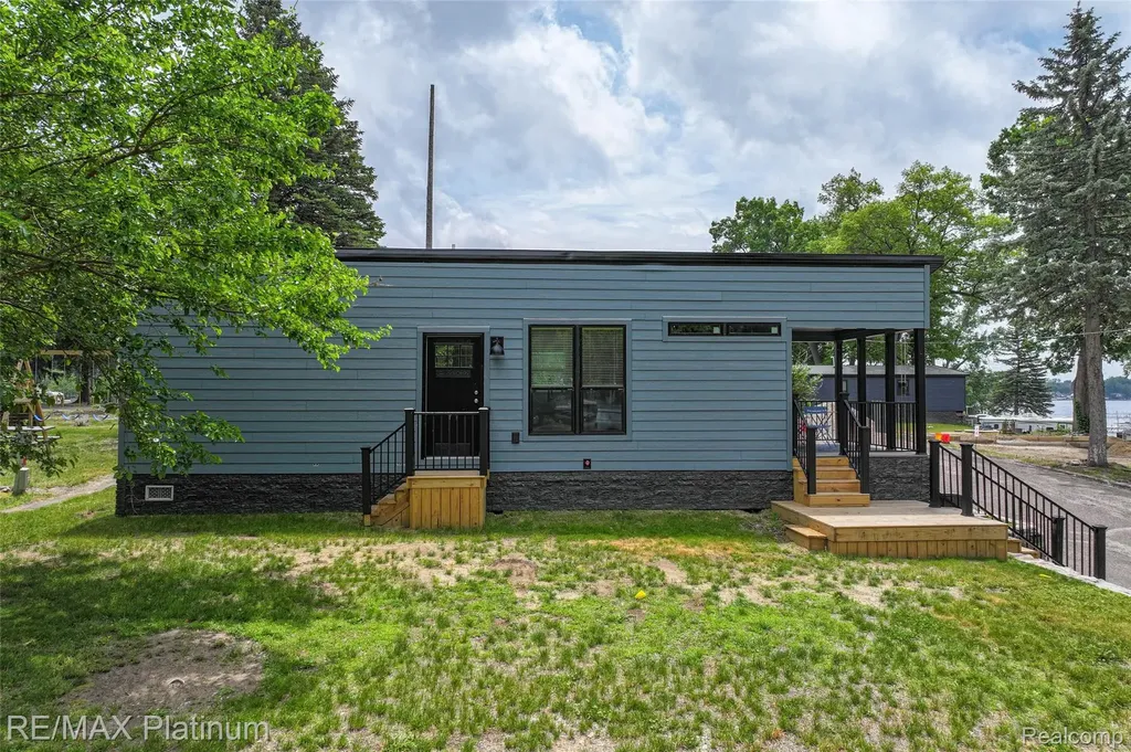 27 Sunset Lane Fenton Charter Township MI 48430