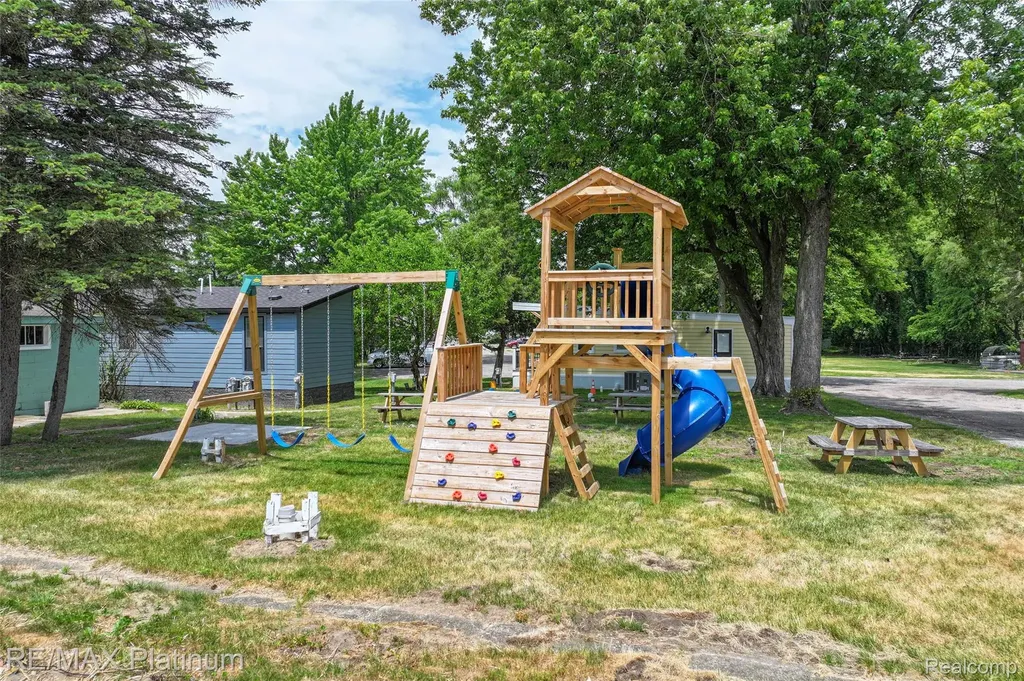 27 Sunset Lane Fenton Charter Township MI 48430