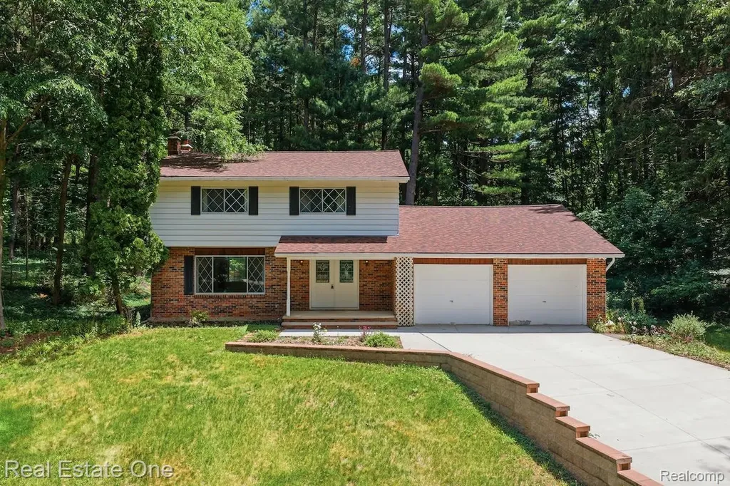 10353 Mcgregor Road Hamburg Township MI 48169
