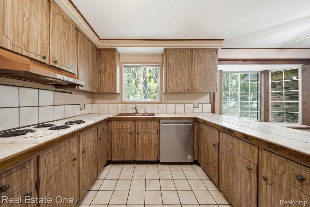 10353 Mcgregor Road Hamburg Township MI 48169