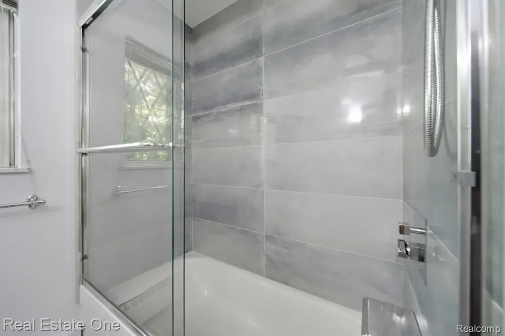 10353 Mcgregor Road Hamburg Township MI 48169