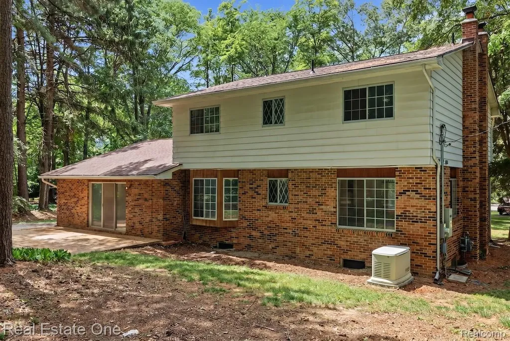 10353 Mcgregor Road Hamburg Township MI 48169
