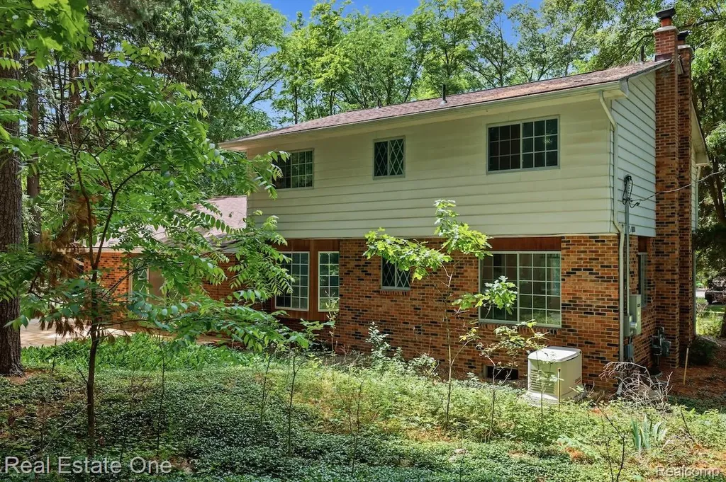 10353 Mcgregor Road Hamburg Township MI 48169