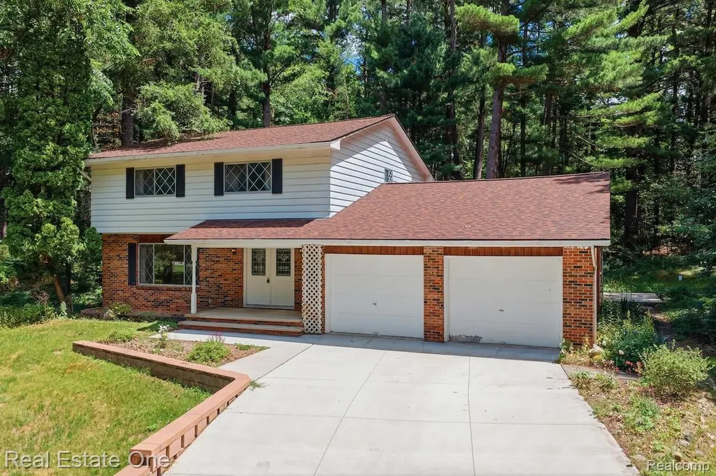 10353 Mcgregor Road Hamburg Township MI 48169