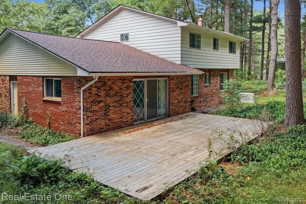 10353 Mcgregor Road Hamburg Township MI 48169
