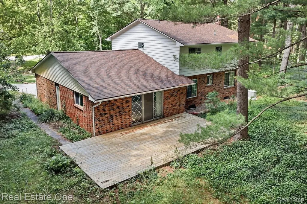 10353 Mcgregor Road Hamburg Township MI 48169