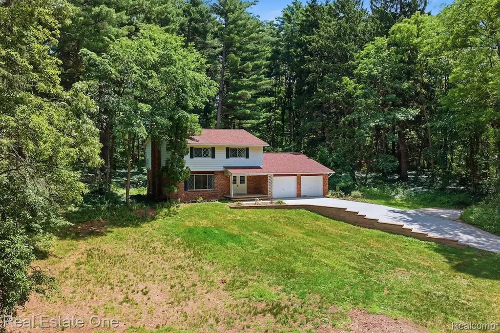 10353 Mcgregor Road Hamburg Township MI 48169