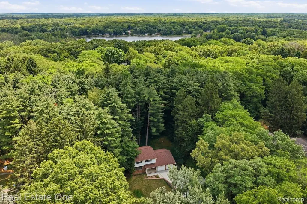 10353 Mcgregor Road Hamburg Township MI 48169