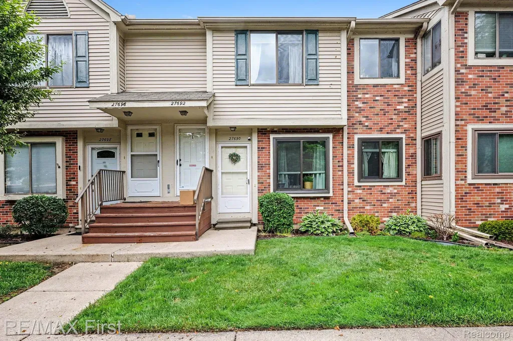 27690 Harrison Woods Lane Harrison Charter Township MI 48045